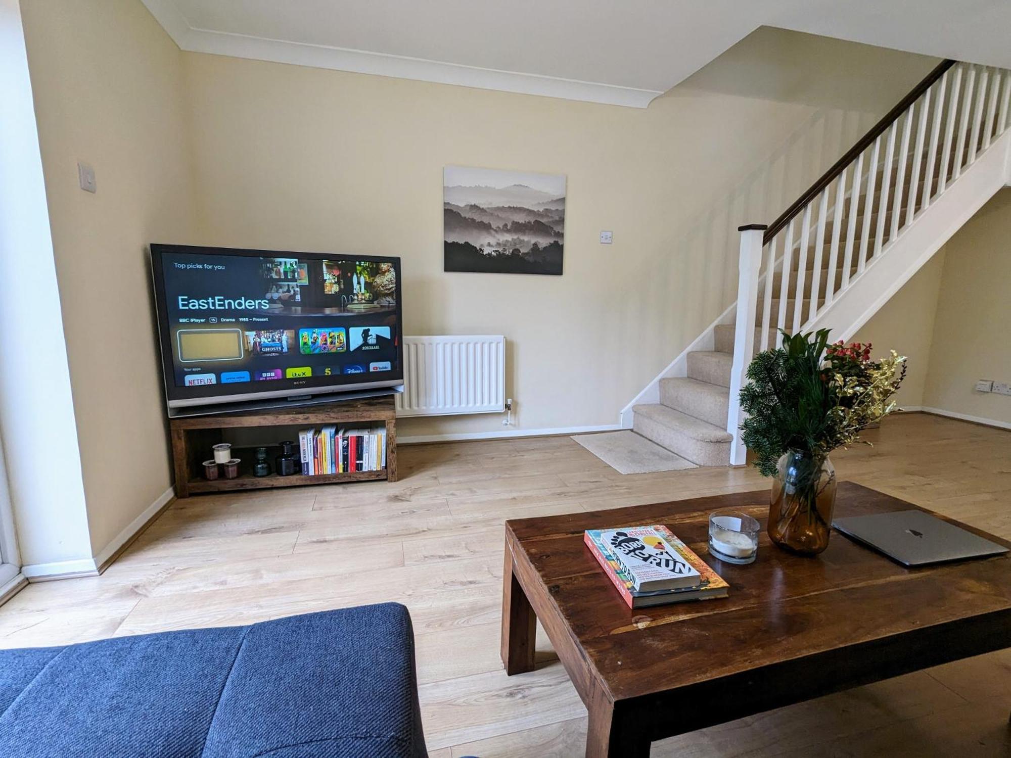 Вилла Guildford Townhouse With Parking Экстерьер фото